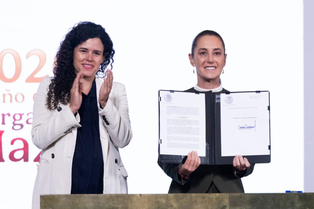 Sheinbaum firma decreto para proteger a menores en plataformas digitales