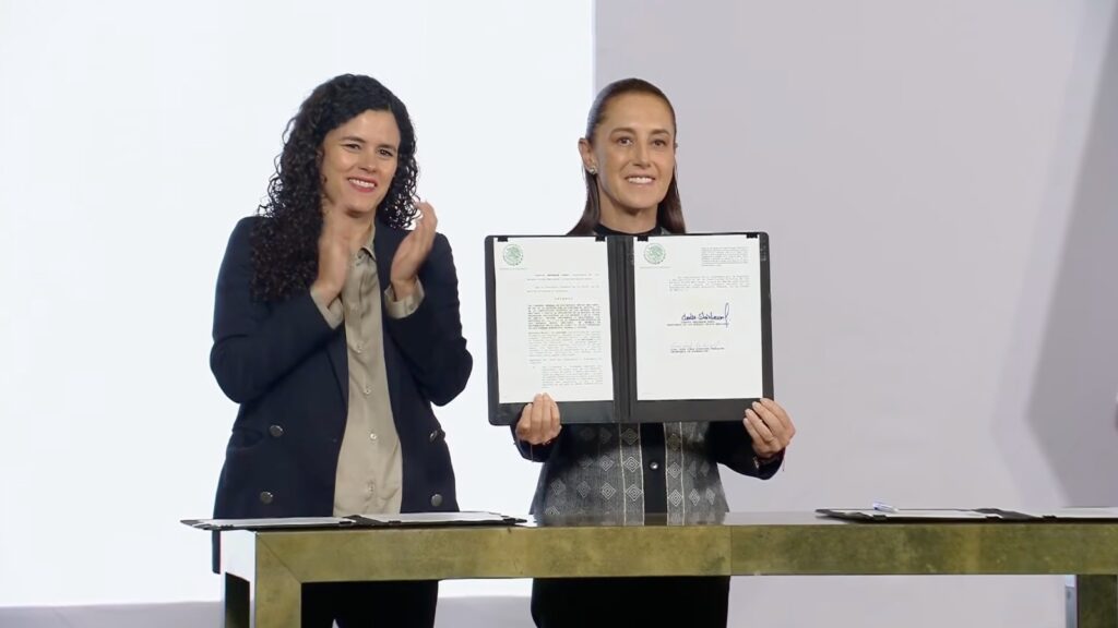 Sheinbaum firma decreto sobre doble nacionalidad; reforma se publica en la tarde