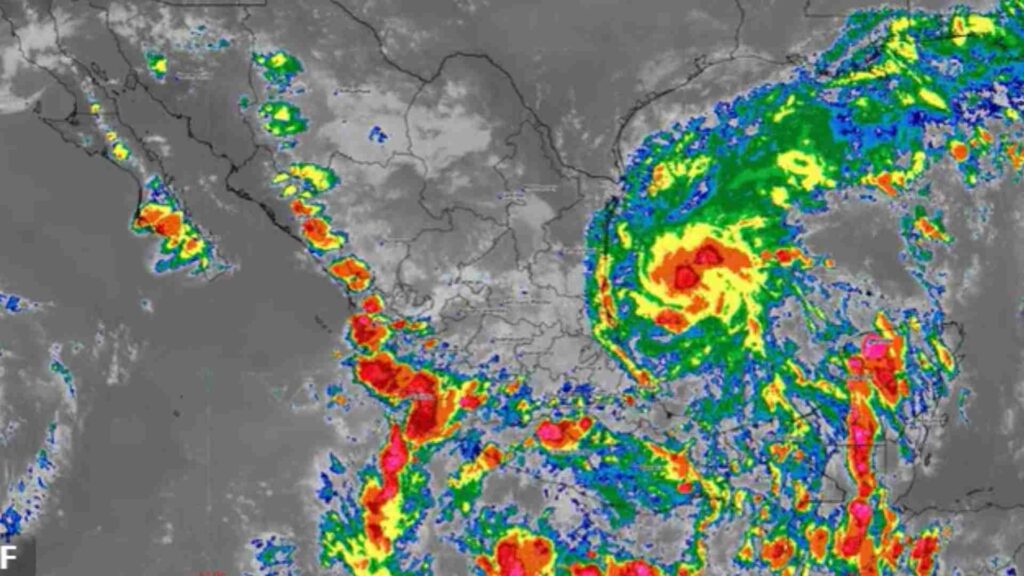 SMN prevé que depresión tropical en el golfo de México se intensifique rápidamente
