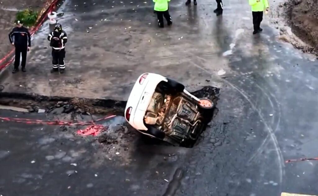 Video: Socavón “se traga” auto en Tlatelolco; bomberos acudieron al rescate