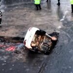 Video: Socavón “se traga” auto en Tlatelolco; bomberos acudieron al rescate