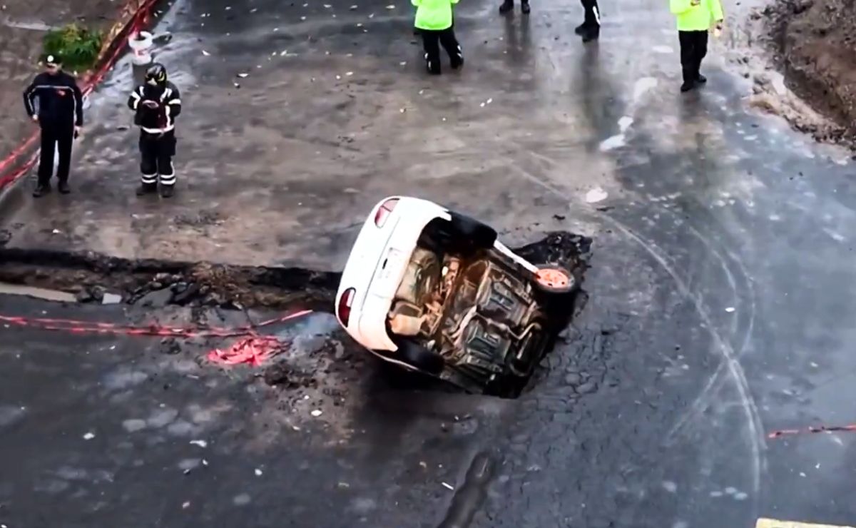 Video: Socavón “se traga” auto en Tlatelolco; bomberos acudieron al rescate Video: Socavón “se traga” auto en Tlatelolco; bomberos acudieron al rescate