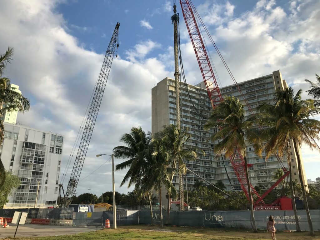 Tres de cada cuatro latinos sacrifican otros gastos para pagar vivienda