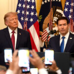 Tribunal bloquea tarifa migratoria de Trump por fallas legales