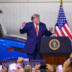 Trump tira un vaso de agua para comparar ahorro de combustible con el petróleo venezolano