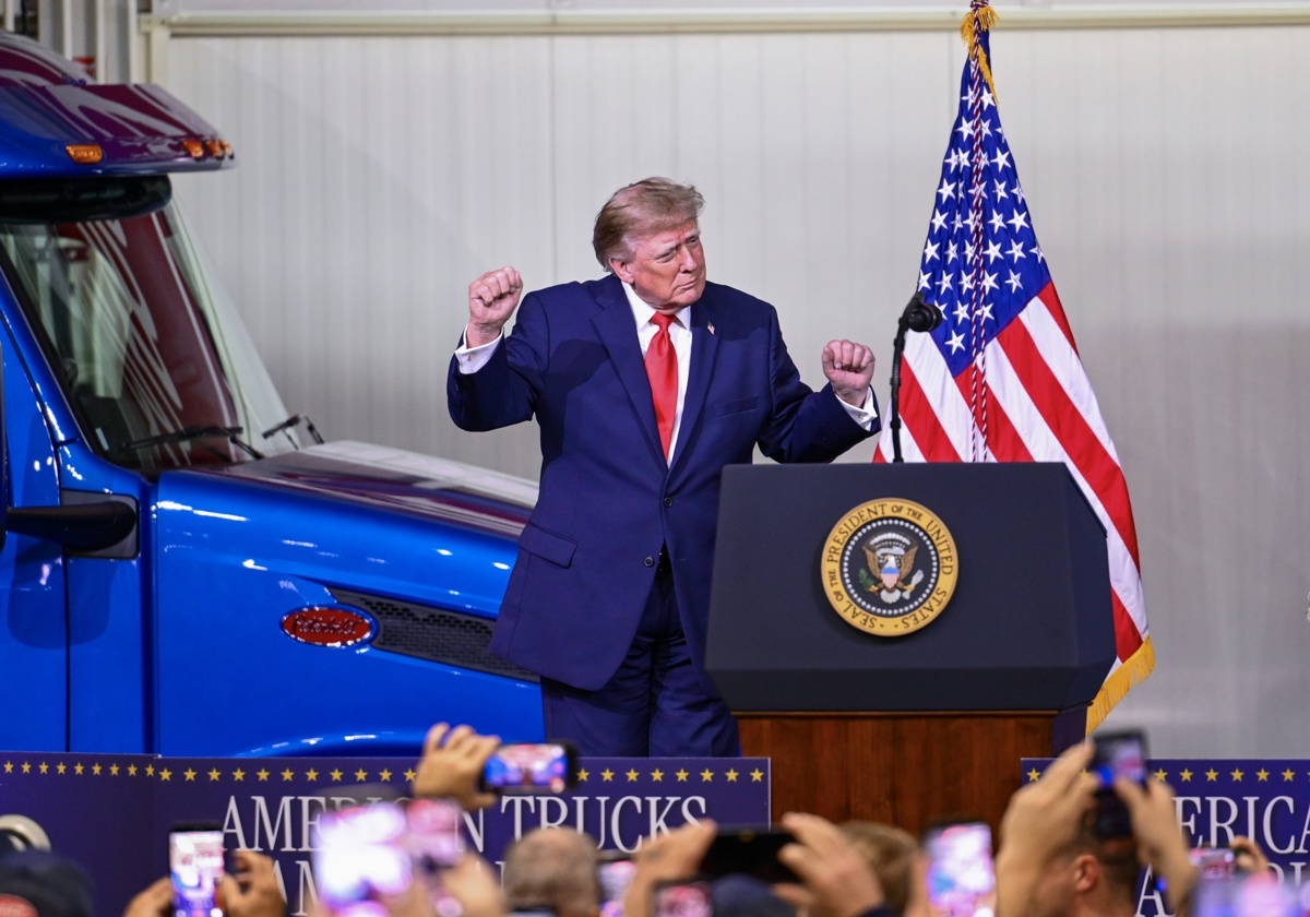 Trump tira un vaso de agua para comparar ahorro de combustible con el petróleo venezolano Trump tira un vaso de agua para comparar ahorro de combustible con el petróleo venezolano