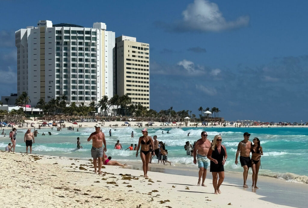 Turistas internacionales gastan 8.1% más en México