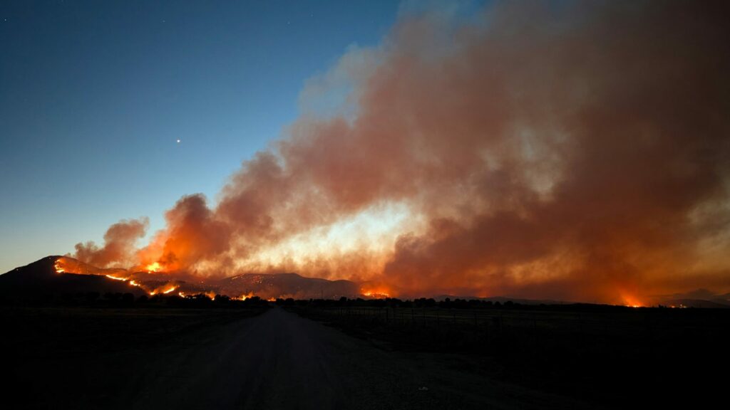 Varios incendios arrasan viviendas y mantienen a cientos en alerta en el sur de California