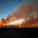 Varios incendios arrasan viviendas y mantienen a cientos en alerta en el sur de California