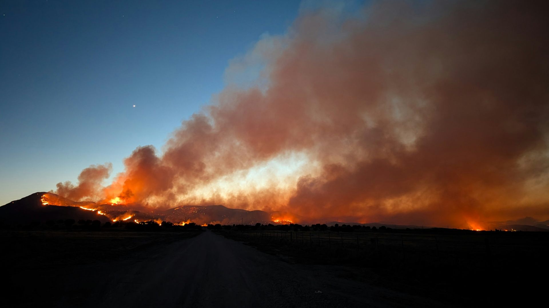 Varios incendios arrasan viviendas y mantienen a cientos en alerta en el sur de California
