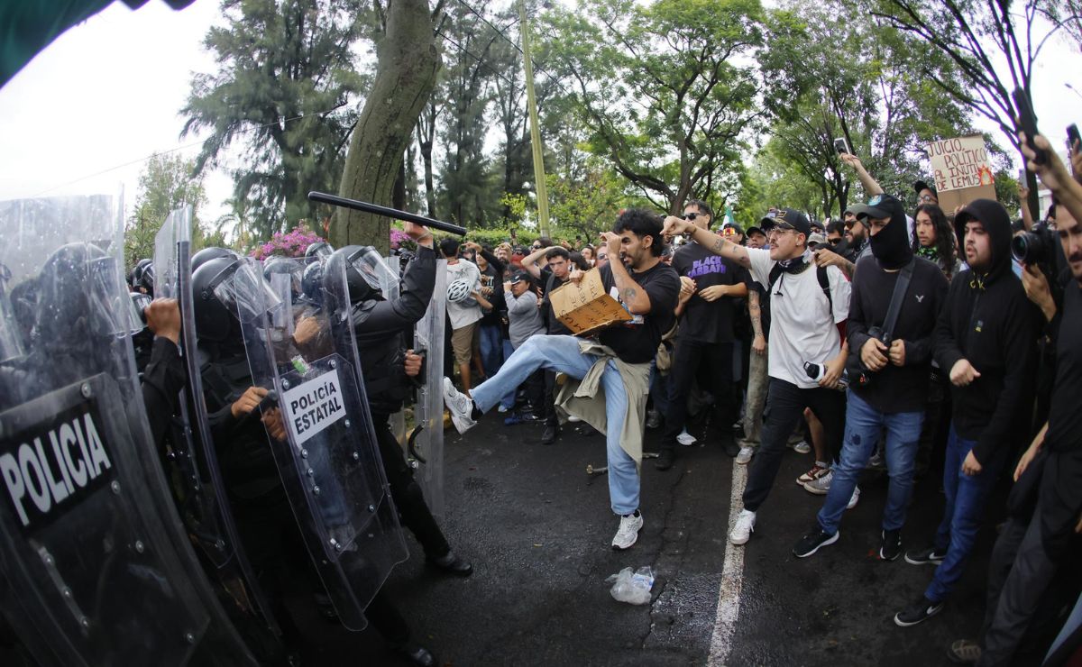 Trasladan a Puente Grande a detenidos en manifestación por agua contaminada
