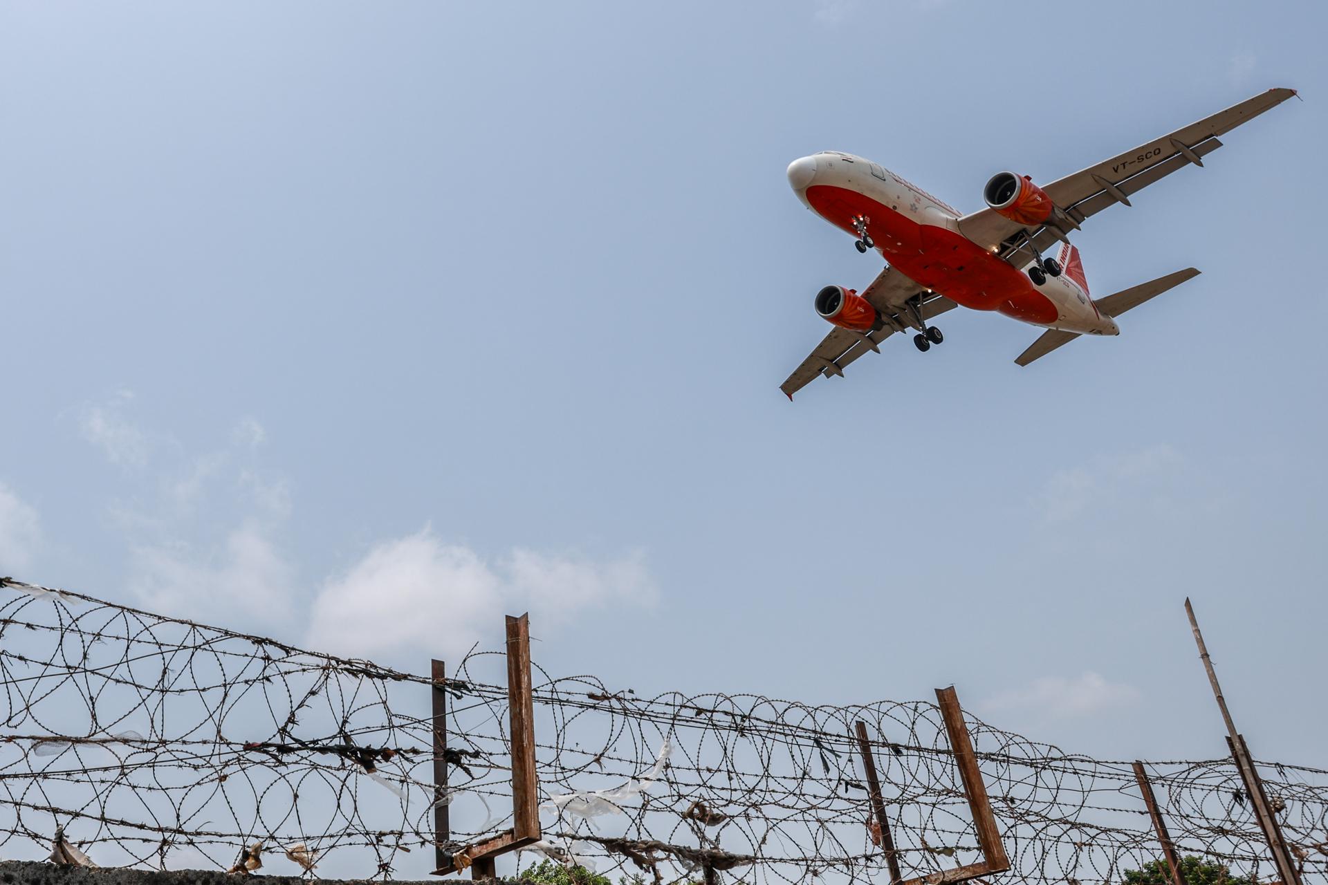 Vuelo de Air India aterriza de emergencia por amenaza de secuestro Vuelo de Air India aterriza de emergencia por amenaza de secuestro