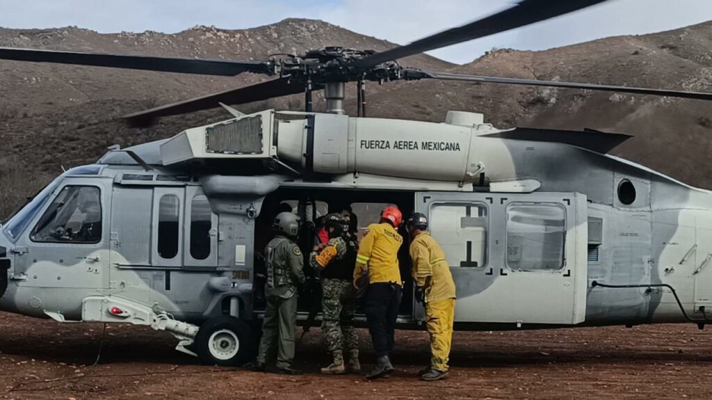 Rescatan a 32 personas y tres perros atrapados por inundaciones en Ensenada
