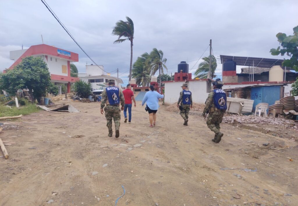 Marina evacua a 616 personas ante el avance del huracán 'Simon' hacia Sinaloa - whatsapp-image-2026-10-12-at-60254-pm-4-1024x709