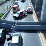 Camión con maquinaria derriba puente peatonal en Monterrey