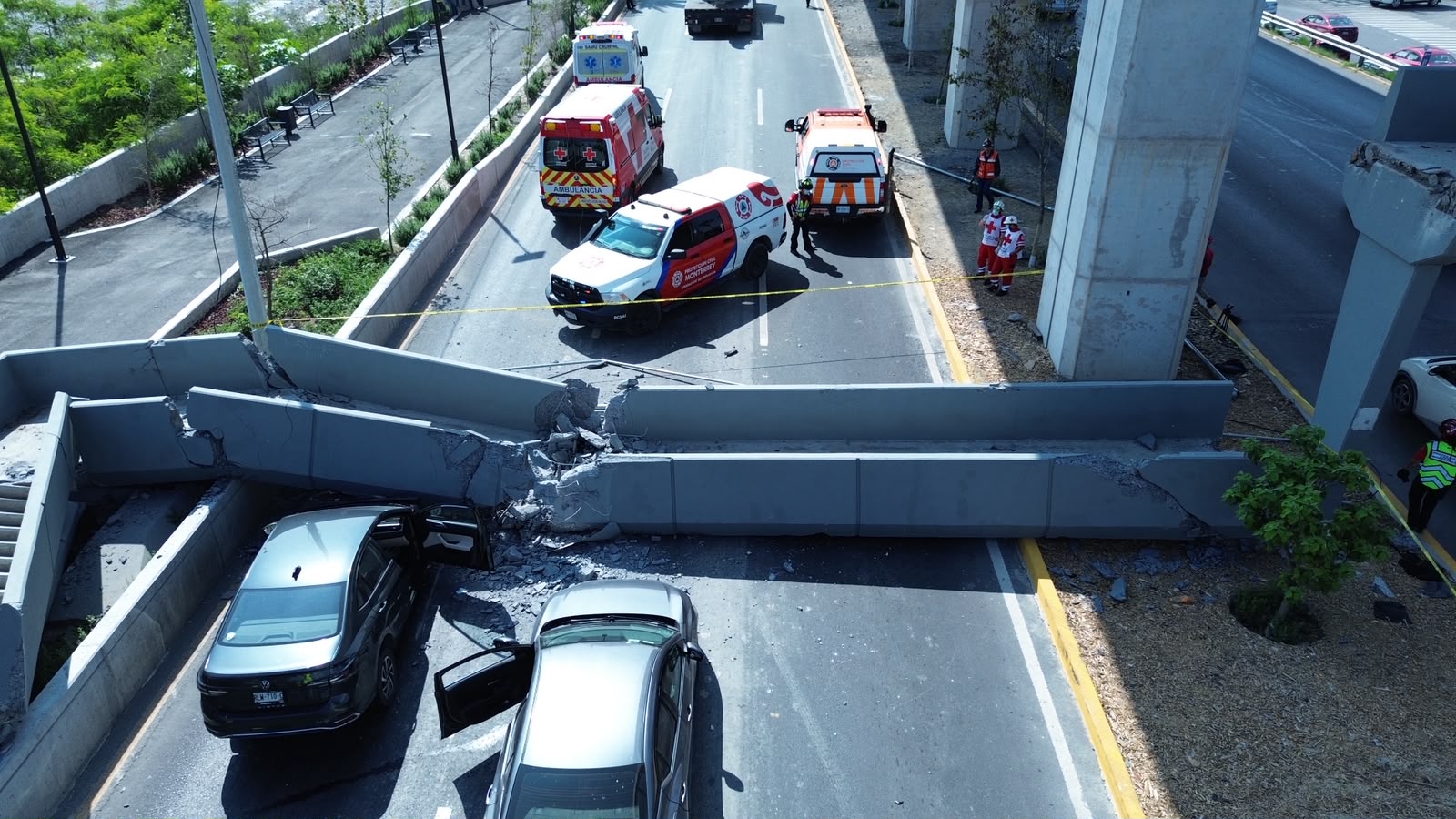 Camión con maquinaria derriba puente peatonal en Monterrey