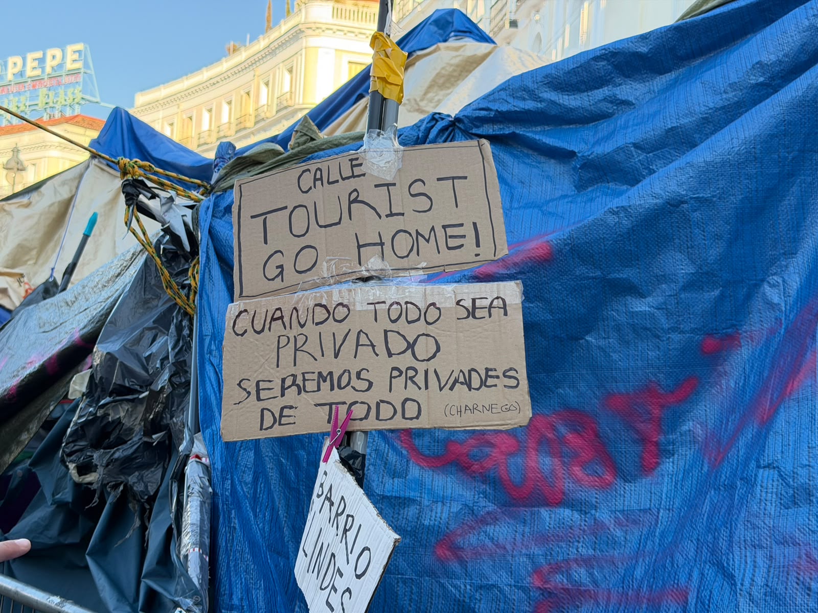 La nueva atracción turística en Madrid: cientos de casas de campaña en la Puerta del Sol